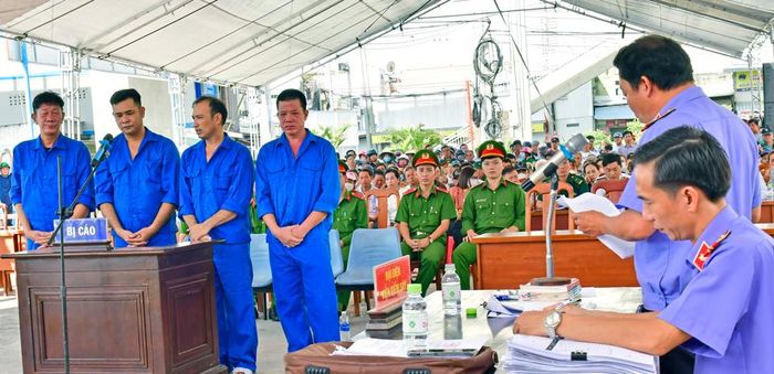Một phiên tòa lưu động xét xử các đối tượng vi phạm pháp luật trong lĩnh vực khai thác IUU diễn ra tại Sông Đốc năm 2024 (Hoàng Nam).