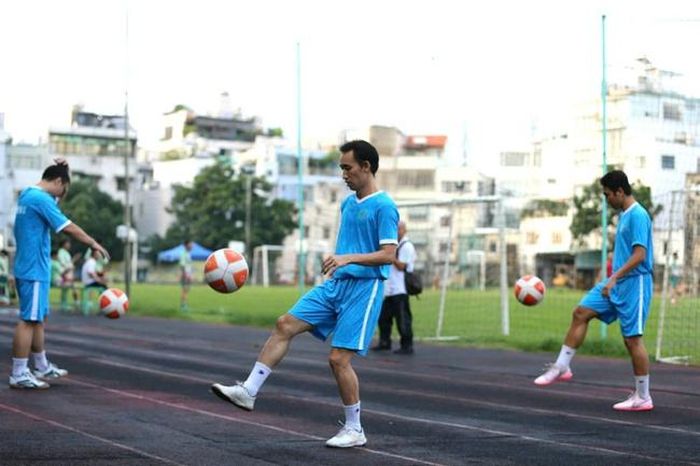 Các tuyển thủ Việt Nam tập luyện cho giải teqball thế giới ở TP.HCM. Ảnh: Dũng Phương SGGP