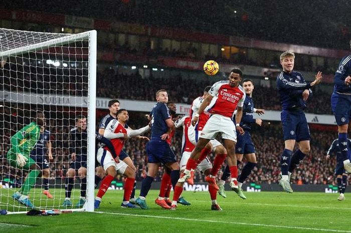 Các quả phạt góc trở thành vũ khí lợi hại của Arsenal