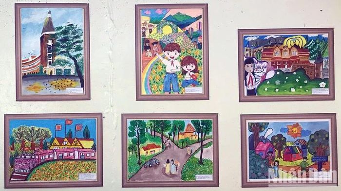 Tác phẩm của thiếu nhi 2 thành phố tại triển lãm.