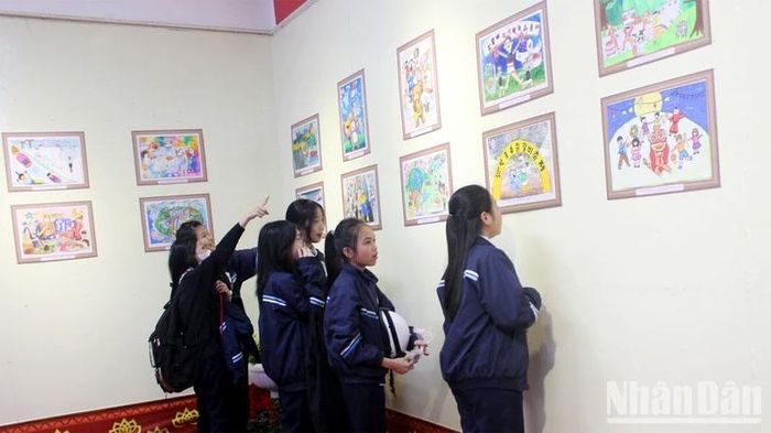 Học sinh thành phố Đà Lạt tham quan triển lãm.