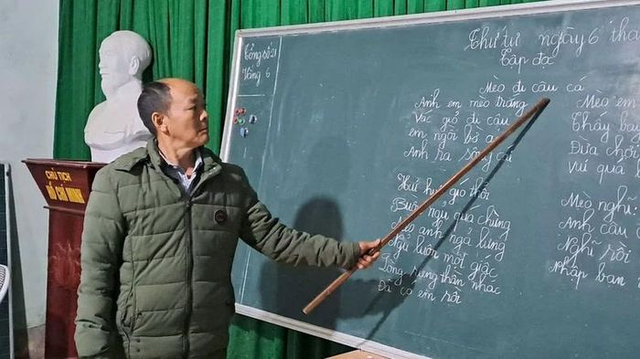Giáo viên dạy các lớp xóa mù là người thông thạo cả tiếng phổ thông và tiếng dân tộc.