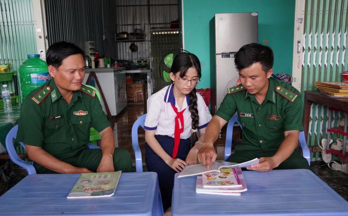 Cán bộ Đồn Biên phòng Khánh Hội thường xuyên đến thăm, động viên và hướng dẫn kiến thức cho học sinh do đơn vị nhận hỗ trợ. Ảnh: Hoàng Tá