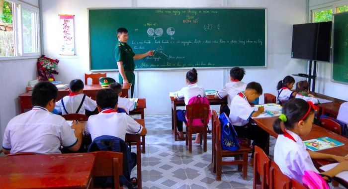 Cán bộ Đồn Biên phòng Hòn Chuối duy trì lớp học tình thương trên đảo Hòn Chuối. Ảnh: Hoàng Tá