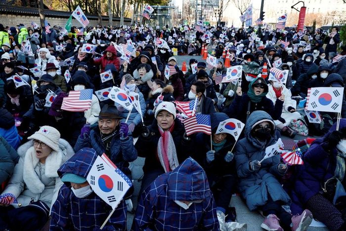 Thành viên các nhóm bảo thủ thể hiện sự ủng hộ đối với Tổng thống Yoon ở Seoul. (Ảnh: Reuters)