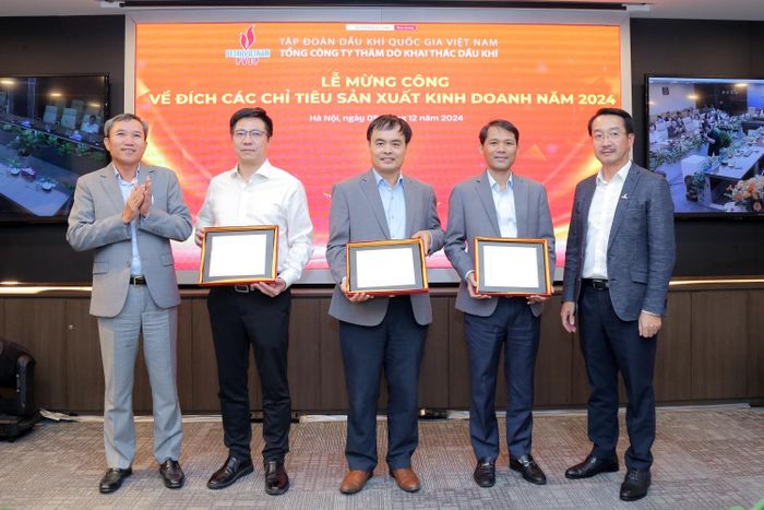 Lãnh đạo PVEP khen thưởng các tập thể có thành tích xuất sắc.