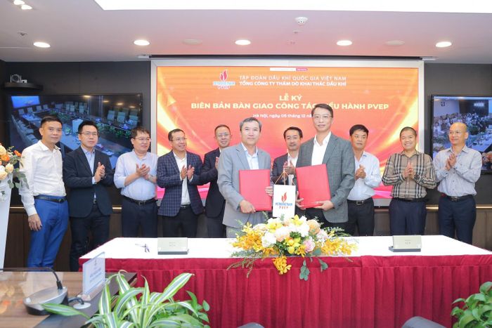 Ông Trần Hồng Nam và ông Hoàng Ngọc Trung ký kết biên bản bàn giao công tác điều hành PVEP.