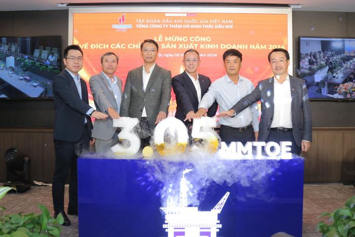 Lãnh đạo Petrovietnam, PVEP thực hiện nghi thức mừng công hoàn thành sản lượng khai thác năm 2024.
