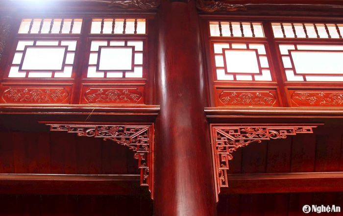 Khoảng cách giữa 2 tầng mái, được gắn kính và trang trí các khuông đố cách điệu tạo nên sự thông thoáng, đẹp mắt. Ảnh: Huy Thư