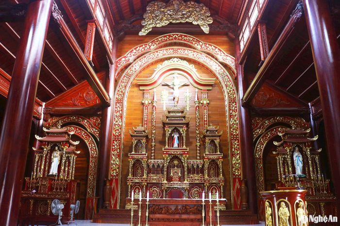 Bàn thờ, cung thánh, bục giảng đều được làm bằng gỗ nguyên khối và được điêu khắc chạm trổ tinh xảo với những hình ảnh đặc trưng như chùm nho, lúa mì... Ảnh: Huy Thư