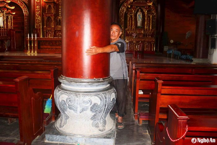 Chu vi của cột là 2,15m, đường kính của cột hơn 0,7m, phải 2 người ôm mới xuể. Các cột nhà thờ được kê trên những bệ đá lớn, được điêu khắc đẹp. Ảnh: Huy Thư