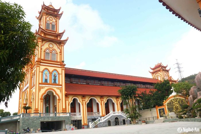 Nhà thờ có 17 cửa, gồm 1 cửa chính đi giữa tháp chuông và 16 cửa ở hai bên. Phần dưới của nhà thờ là không gian rộng được thiết kế thành nhiều phòng. Trong khuôn viên nhà thờ, các công trình khác như cổng, lèn Đức Mẹ... cũng được xây dựng, tôn tạo khang trang. Theo linh mục quản xứ Anton Nguyễn Văn Thanh, giáo xứ dự kiến sẽ khánh thành nhà thờ vào ngày 9/1, năm Ất Tỵ (2025). Ảnh: Huy Thư