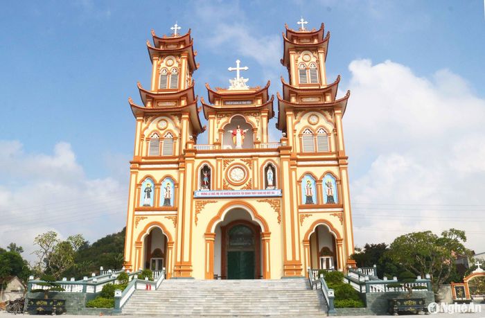 Nhà thờ có chiều dài 80m, chiều rộng 24m. Mặt trước nhà thờ là gác chuông với 3 ngọn tháp gắn liền nhau có độ cao 36m. Mái ngói của các ngọn tháp được thiết kế 2 tầng cong vút đầu đao. Ảnh: Huy Thư