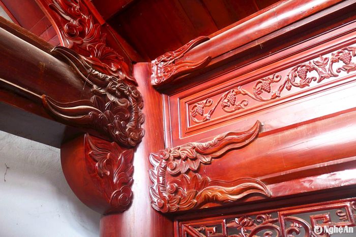 Trên khung gỗ nhà thờ, nhiều kết cấu gỗ như đầu xà, đầu hạ...được điêu khắc, chạm trổ tinh xảo với các hình ảnh thiên nhiên, hoa, lá, các họa tiết hình học. Ảnh: Huy Thư