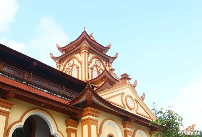 Các mái của nhà thờ được lợp ngói nung. Phần sau của nhà thờ có tháp được xây cao với những mái ngói cong vút, tạo nên sự đăng đối hài hòa cho một công trình lớn. Trong 7 năm thi công 2 linh mục Giuse Hoàng Thái Lân và Anton Nguyễn Văn Thanh đã tiếp nối chỉ đạo việc xây dựng nhà thờ. Ảnh: Huy Thư