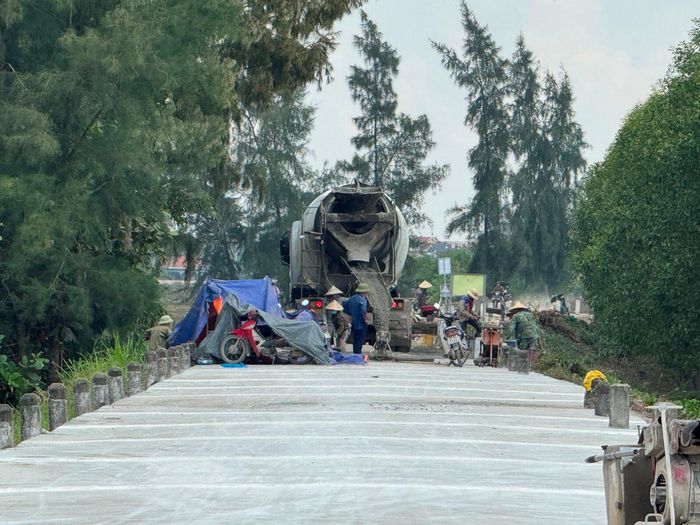 Trong ảnh: Thi công thảm lại mặt đê biển đoạn qua địa bàn xã Quỳnh Thọ, nay là xã Văn Hải, huyện Quỳnh Lưu. Ảnh: Nguyễn Hải