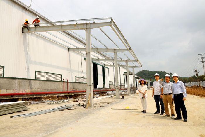 Lãnh đạo huyện Nghĩa Đàn đốc thúc tiến độ thi công Nhà máy bột đá siêu mịn ở KCN Nghĩa Đàn tại xã Nghĩa Hội. Ảnh: Nguyên Nguyên