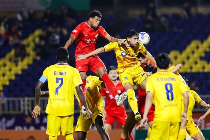 Sông Lam Nghệ An (áo vàng) đang thi đấu bết bát tại V.League 2024/2025. Ảnh: VPF
