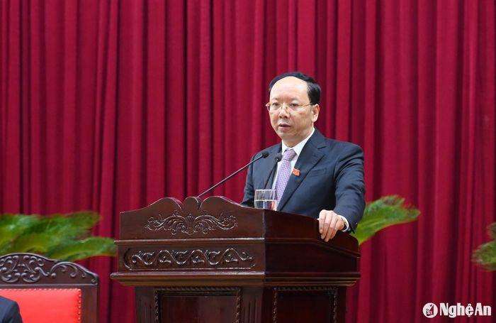 Phó Chủ tịch UBND tỉnh Bùi Thanh An trình bày báo cáo tình hình kinh tế - xã hội năm 2024, Kế hoạch phát triển kinh tế - xã hội năm 2025. Ảnh: Thành Cường