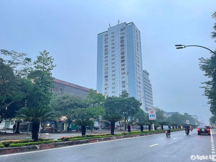 Chung cư Bông Sen nằm trên đường Quang Trung, TP. Vinh, nơi mà gần đây người dân đã bức xúc treo băng rôn trên ban công đòi quyền lợi. Ảnh: Tiến Đông