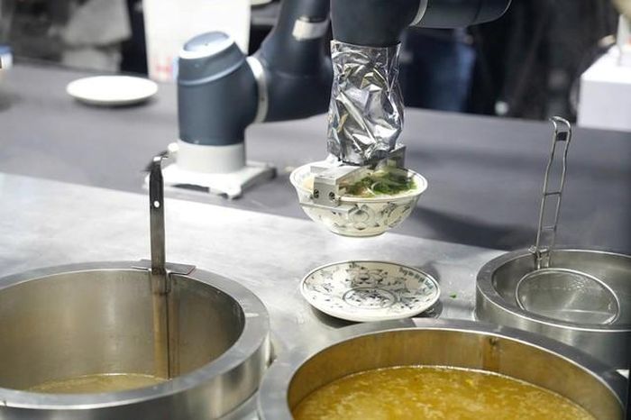 Bên cạnh những hạn chế về công nghệ, việc áp dụng robot vào một món ăn giàu giá trị văn hóa như phở cũng đặt ra câu hỏi lớn về việc giữ gìn linh hồn và cảm xúc trong từng bát phở.