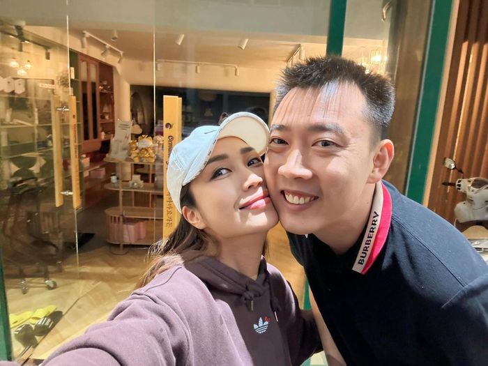 Khi về Việt Nam, Ốc Thanh Vân và chồng thường xuyên khoe khoảnh khắc hạnh phúc, mặn nồng bên nhau. (Ảnh: FBNV) 