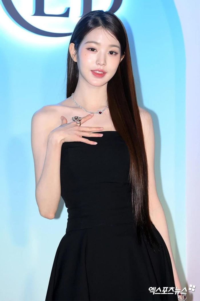 Tiếp theo là Jang Wonyoung của IVE, người đứng ở vị trí thứ 4 trước nữ ca sĩ - diễn viên người Mỹ là Zendaya (No.7), Sydney Sweeney (No.6) và nữ diễn viên Trung Quốc - Dilraba Dilmurat (No.5). 