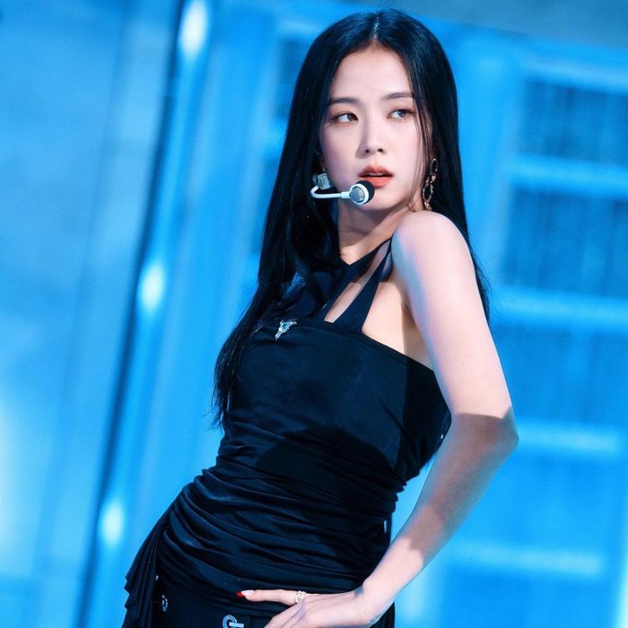 Và Jisoo của BLACKPINK chính thức trở thành cái tên giữ vị trí dẫn đầu trong danh sách. Với việc dẫn đầu danh sách bình chọn của Tạp chí Nubia năm 2024, Jisoo có năm thứ 3 liên tiếp giữ danh hiệu này: "Sức quyến rũ, phong cách không thể phủ nhận của Jisoo tiếp tục làm say đắm người hâm mộ trên toàn thế giới. Sự ổn định và sức ảnh hưởng đáng kinh ngạc của nữ thần tượng đã biến cô trở thành 1 biểu tượng toàn cầu", tờ Nubia nhận xét về Jisoo. 