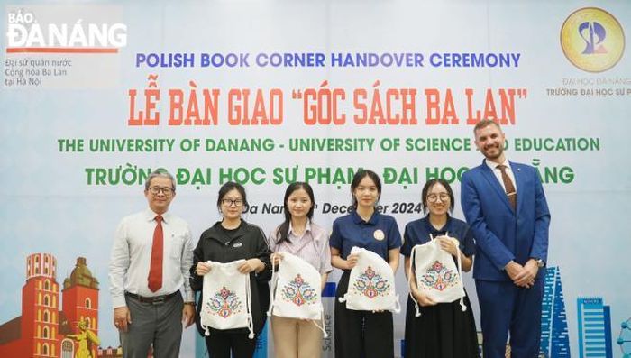 Đại diện Đại sứ quán Ba Lan và Trường Đại học Sư phạm – Đại học Đà Nẵng trao thưởng cho sinh viên tham gia cuộc thi review sách.