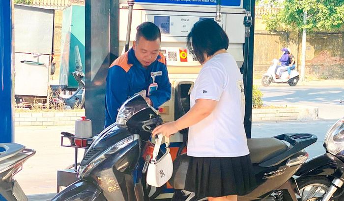 Nhiều mặt hàng xăng, dầu giảm giá từ chiều 5-12. Ảnh: T.Hoa