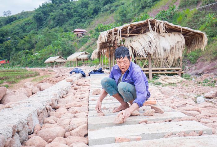 Mặt đường chắc chắn, đặt rãnh, xếp đá cuội sạch sẽ, thân thiện.