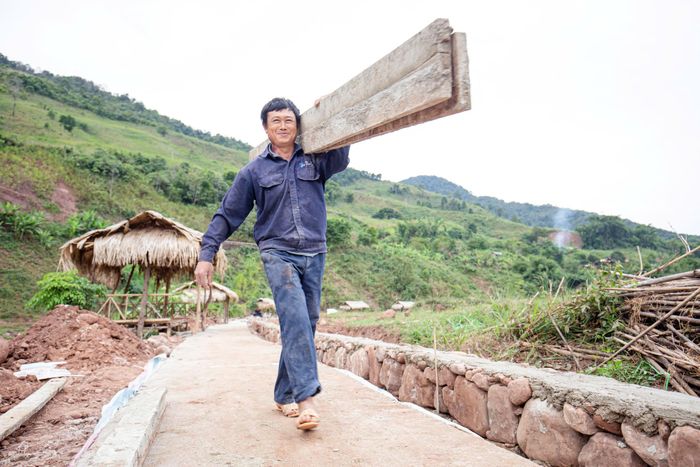 Đường vòng cung và đường nội đồng dài gần 500m bao quanh bản đang dần hoàn thiện.