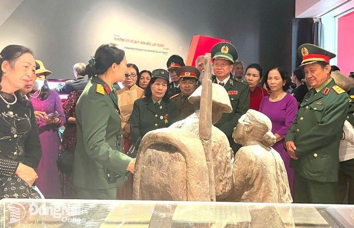 Trung tướng Nguyễn Công Tranh, nguyên Chính ủy Tổng cục Hậu cần (bìa phải) cùng đoàn công tác tham quan khu trưng bày hiện vật tại bảo tàng sáng 5-12. Ảnh: Nguyệt Hà