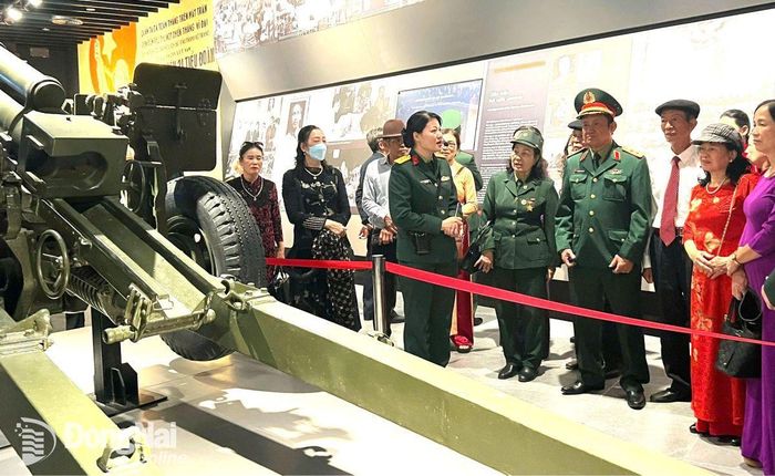Trung tướng Nguyễn Công Tranh, nguyên Chính ủy Tổng cục Hậu cần (giữa) cùng đoàn công tác tham quan khu trưng bày trận địa pháo đánh trận mở màn Chiến dịch Điện Biên Phủ ngày 13-3-1954 vào sáng 5-12. Ảnh: Nguyệt Hà
