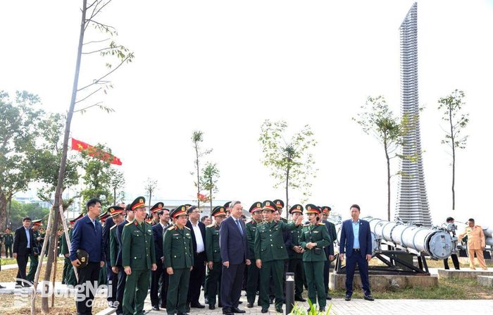 Tổng Bí thư Tô Lâm cùng lãnh đạo Đảng, Nhà nước, Bộ Quốc phòng tham quan khu tổng thể Tháp chiến thắng cao 45 m. Ảnh: ĐVCC