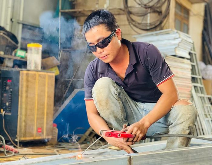  Anh Trương Đại Dũng (thôn 10, xã Ia Pết) trở thành chủ xưởng cơ khí sau khi học nghề. Ảnh: T.D 