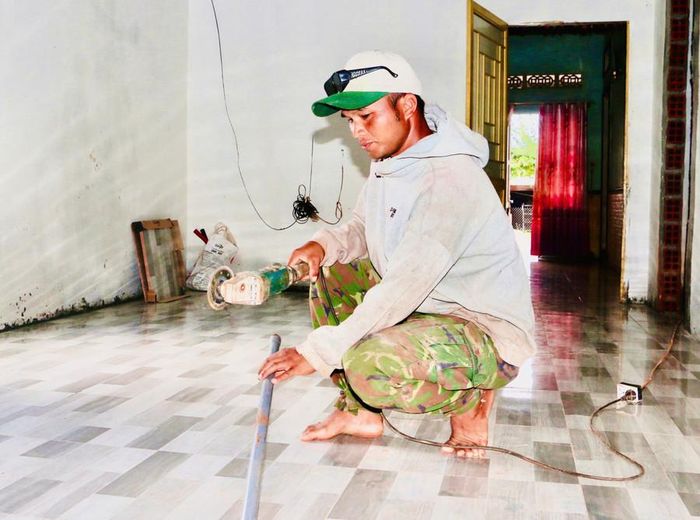  Thành lập Tổ hội nghề xây dựng sau khóa học nghề, anh Muel (làng Adơk Kông, xã Adơk) đã từng bước ổn định cuộc sống. Ảnh: Trần Dung 