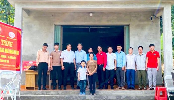 Ngôi Nhà nhân đạo đã được đại diện lãnh đạo Hội Chữ thập đỏ huyện Thanh Sơn và các nhà tài trợ bàn giao cho gia đình chị Đinh Thị Ngân ở xóm Mu, xã Đông Cửu, huyện Thanh Sơn.
