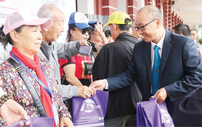  Đại diện lãnh đạo Sở Du lịch tặng quà cho đoàn khách Trung Quốc đến Huế từ chuyến tàu hỏa charter xuyên Việt