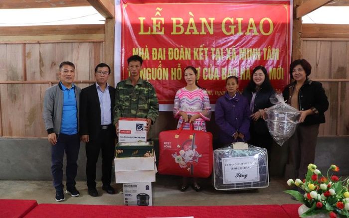 Đoàn công tác Báo Hà Nội mới và lãnh đạo Ủy ban Mặt trận Tổ quốc tỉnh tặng quà các hộ gia đình được hỗ trợ nhà "Đại đoàn kết" tại xã Minh Tâm.