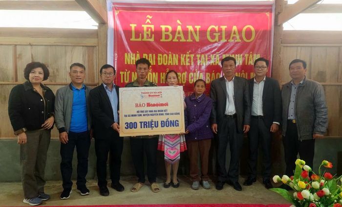 Đoàn công tác Báo Hà Nội mới trao kinh phí hỗ trợ làm nhà "Đại đoàn kết" cho các hộ gia đình tại xã Minh Tâm.