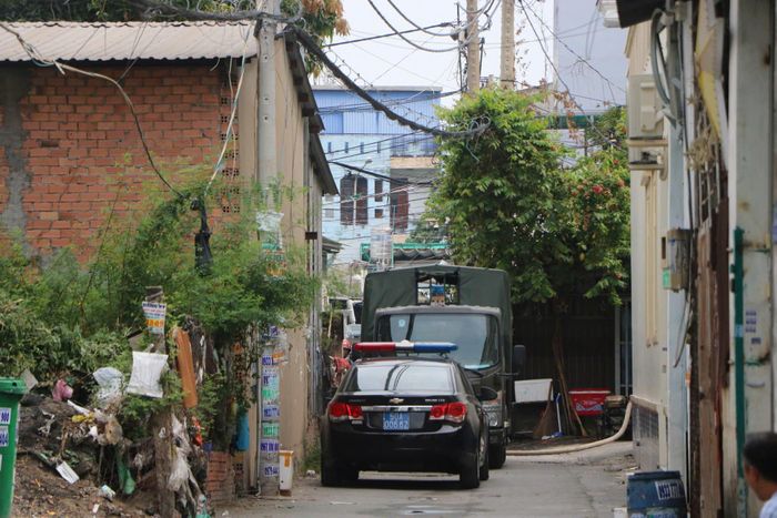 Lực lượng chữa cháy có mặt để dập lửa.