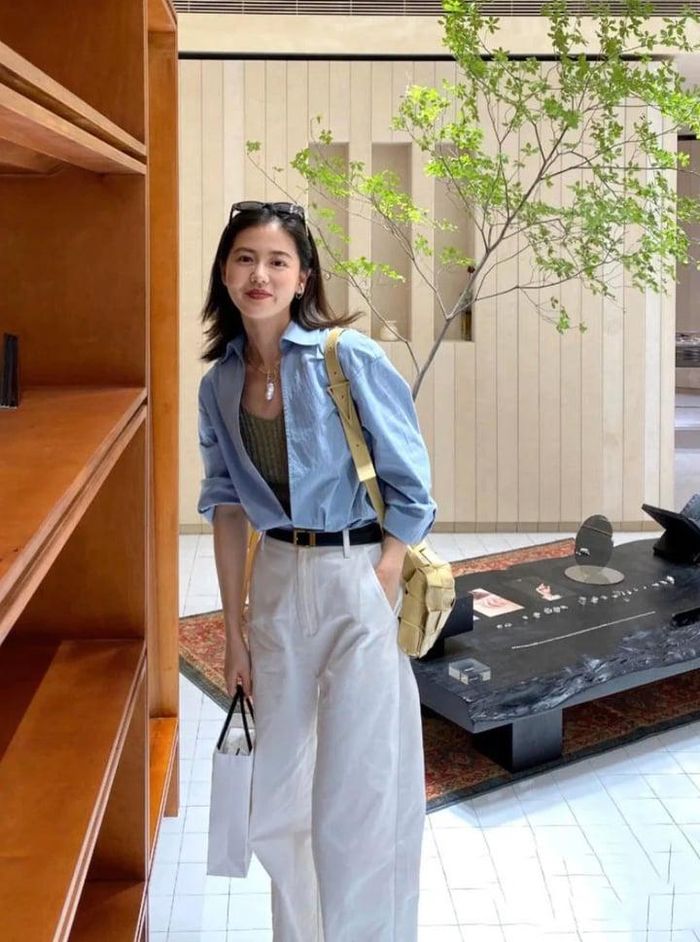 Quần trắng phối áo sơ mi và áo thun cũng là kiểu kết hợp thú vị. 