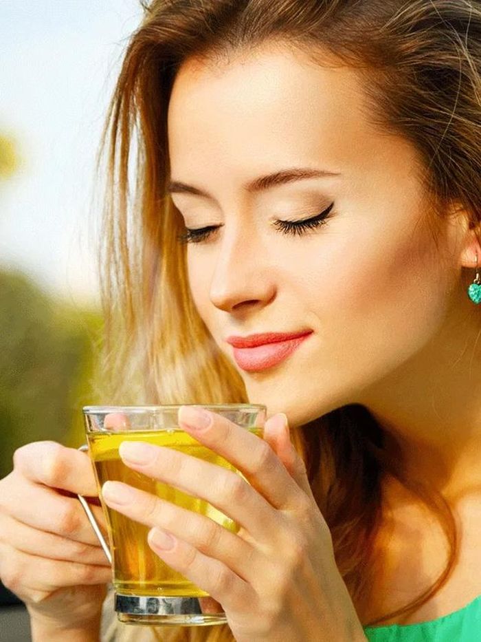 Uống trà xanh khi bụng đói có thể dẫn đến đau dạ dày hoặc buồn nôn ở một số người.