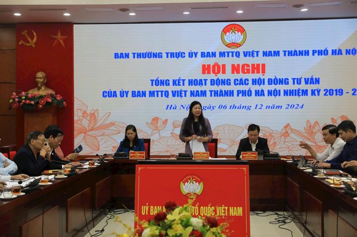 Bà Nguyễn Lan Hương, Chủ tịch Ủy ban MTTQ thành phố Hà Nội phát biểu tại hội nghị.