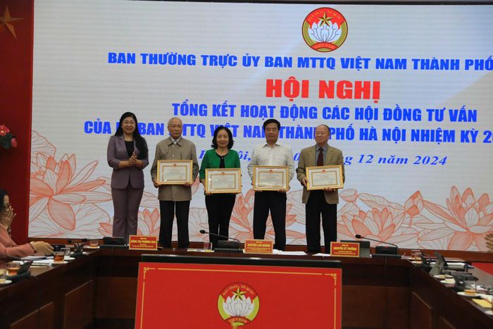 Chủ tịch Ủy ban MTTQ thành phố Hà Nội Nguyễn Lan Hương tặng bằng khen cho các HĐTV của MTTQ thành phố.