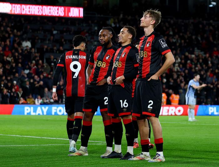  Theo Opta, Dean Huijsen (19 tuổi, 235 ngày) trở thành cầu thủ trẻ nhất ghi bàn cho Bournemouth tại Premier League và là cầu thủ tuổi teen tiếp theo mở tài khoản bàn thắng tại giải Ngoại hạng Anh bằng một pha lập công vào lưới Tottenham, sau Phil Foden (18 tuổi, 327 ngày). 