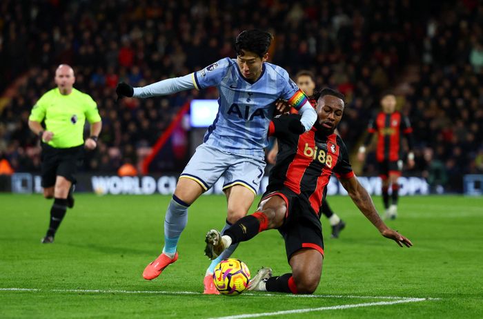  Tottenham bị top 4 bỏ xa khoảng cách 6 điểm. Việc phải thi đấu ở nhiều đấu trường, cộng với đội hình mỏng khiến đại diện Bắc London liên tục gặp những kết quả bất lợi. 