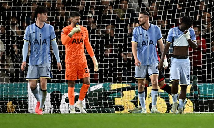  Sau chiến thắng tưng bừng trước Man City, Tottenham sa sút không phanh và trải qua 2 vòng đấu liên tiếp toàn hòa và thua. Trước khi để thua Bournemouth, "Gà trống" chia điểm với Fulham. Trước Bournemouth, Spurs cầm bóng 66% nhưng số cơ hội họ tạo ra chỉ bằng hơn một nửa so với đội chủ nhà (12 so với 21). 