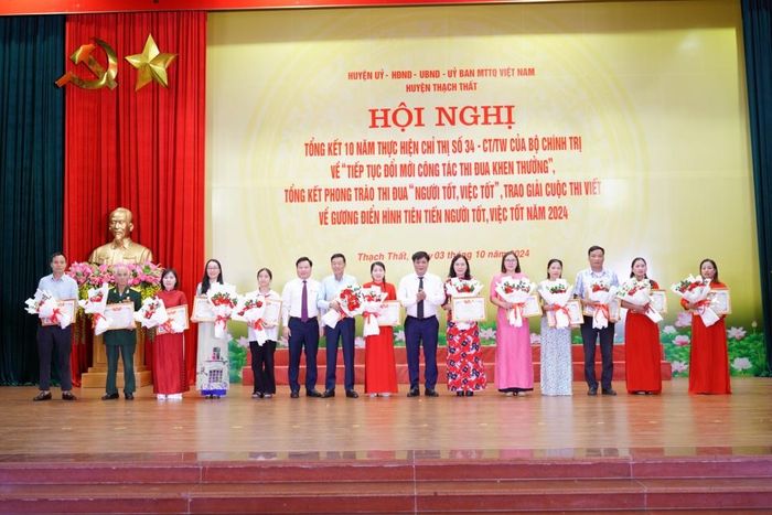 Huyện Thạch Thất khen thưởng gương người tốt, việc tốt năm 2024 trên địa bàn huyện.